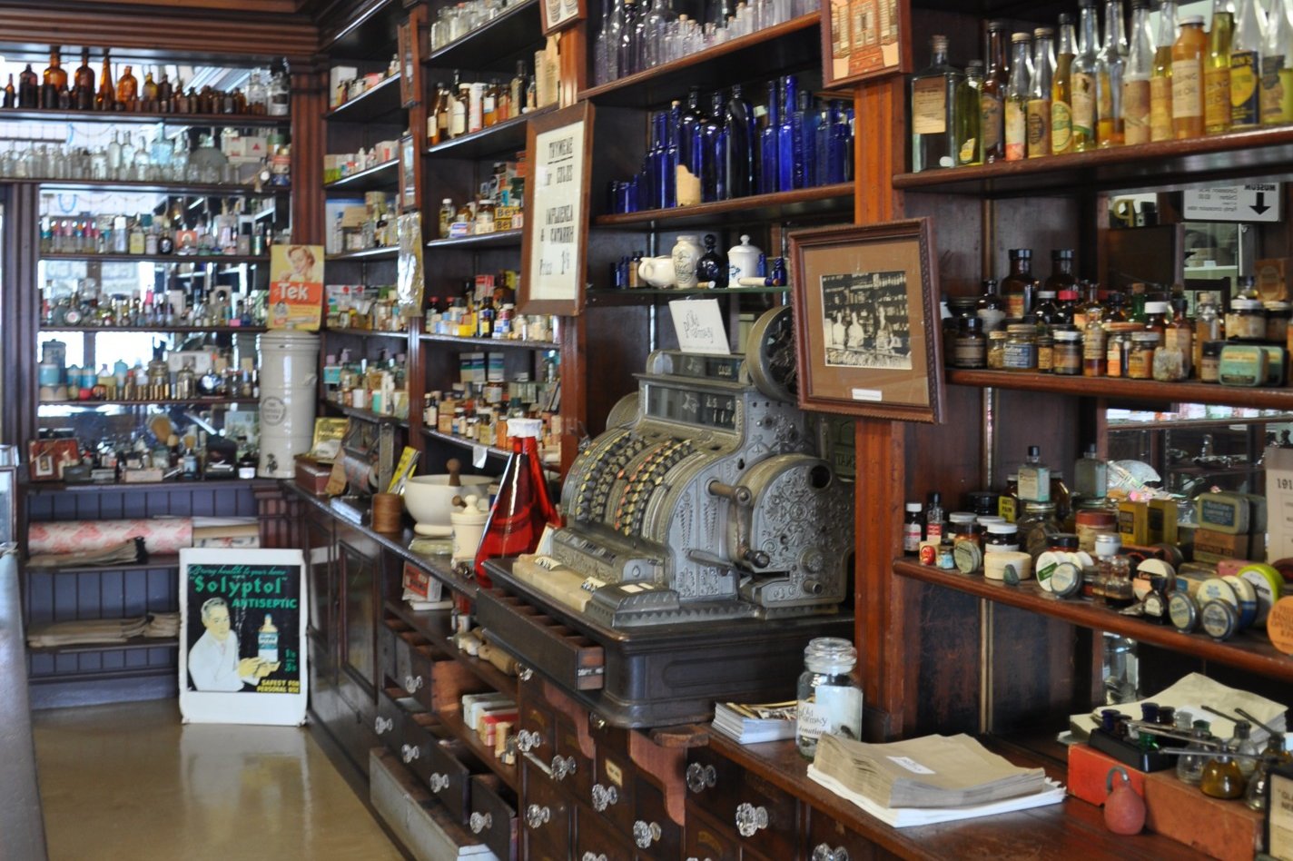 Old Pharmacy Museum displays